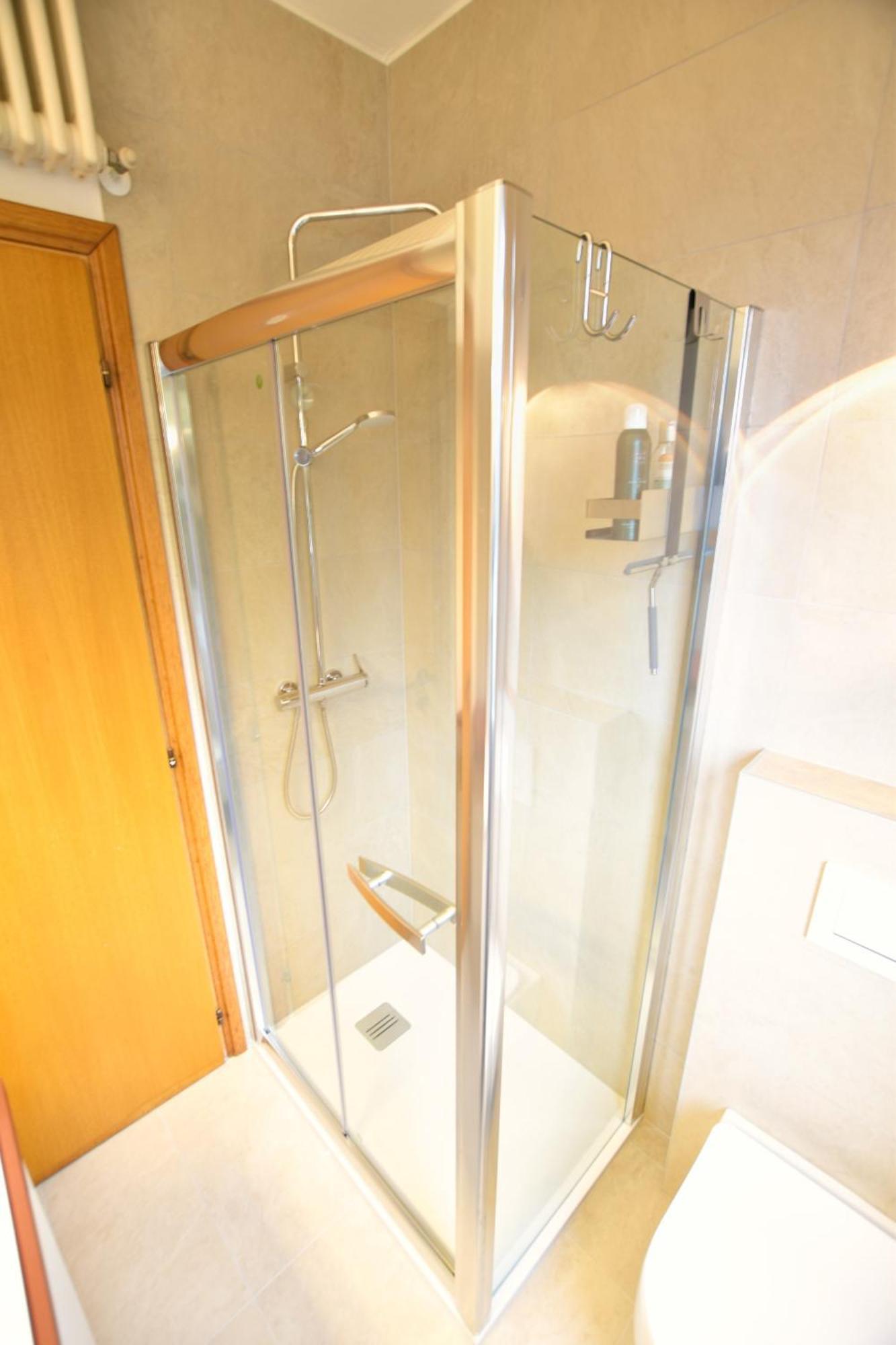 2-Bedroom Lakeview Apartment Bella Gaeta San Siro  Bagian luar foto